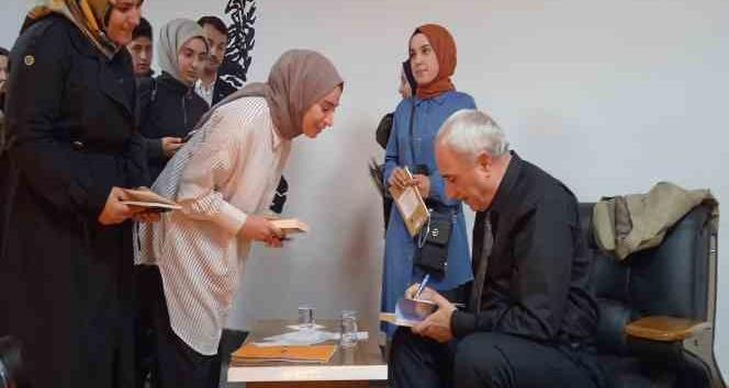 Şair Nurullah Genç sevenleriyle buluştu