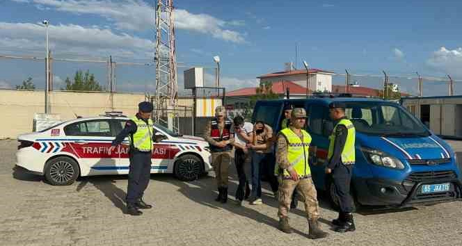 Şüphe üzerine durduran araç çalıntı çıktı