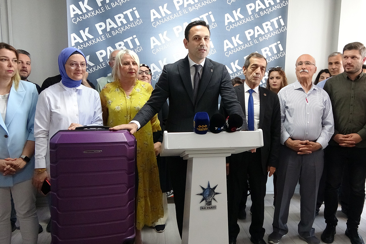 AK Parti Çanakkale İl Başkanı Makas’tan, CHP’li Başkan Gökhan’a ‘mor’ bavullu gönderme