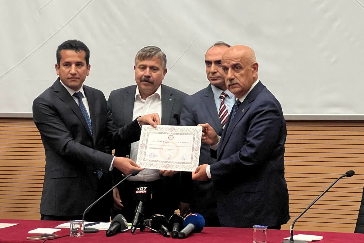 Bakan Kirişci mazbatasını aldı