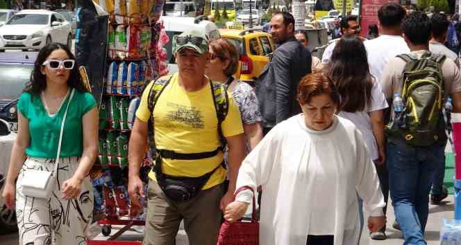 İranlı turistler 3 günlük tatil için Van’a akın etti