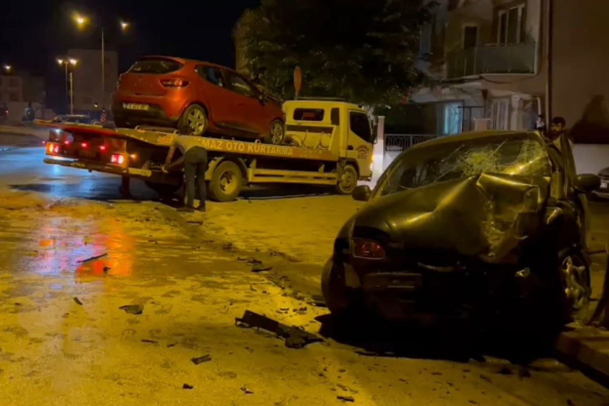 Bursa’da 2 otomobil kafa kafaya çarpıştı: 4 yaralı