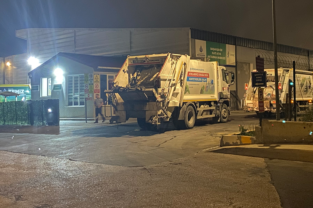 Başakşehir Katı Atık Aktarma Merkezi önündeki uzun kuyruk kamyon şoförlerini isyan ettirdi