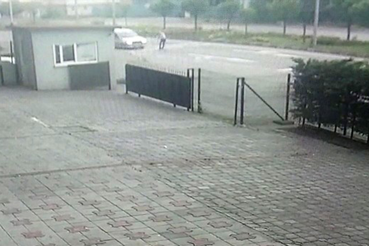 Otomobilin çarptığı yaya ezilmekten son anda kurtuldu