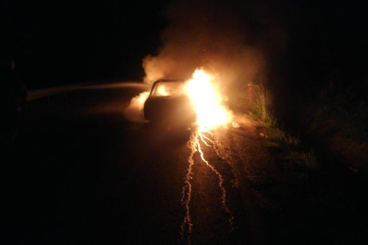 Zincirleme kazada araç alev alev yandı