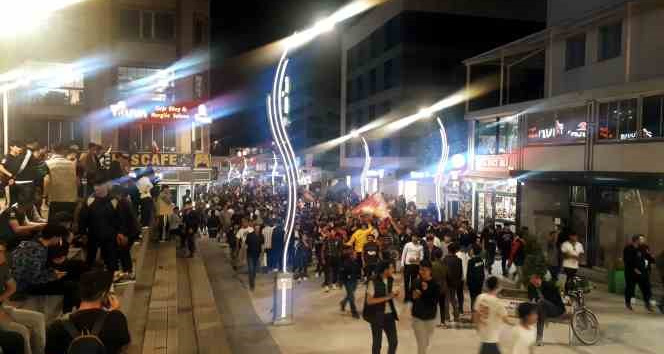 Galatasaraylı taraftarlardan şampiyonluk kutlaması