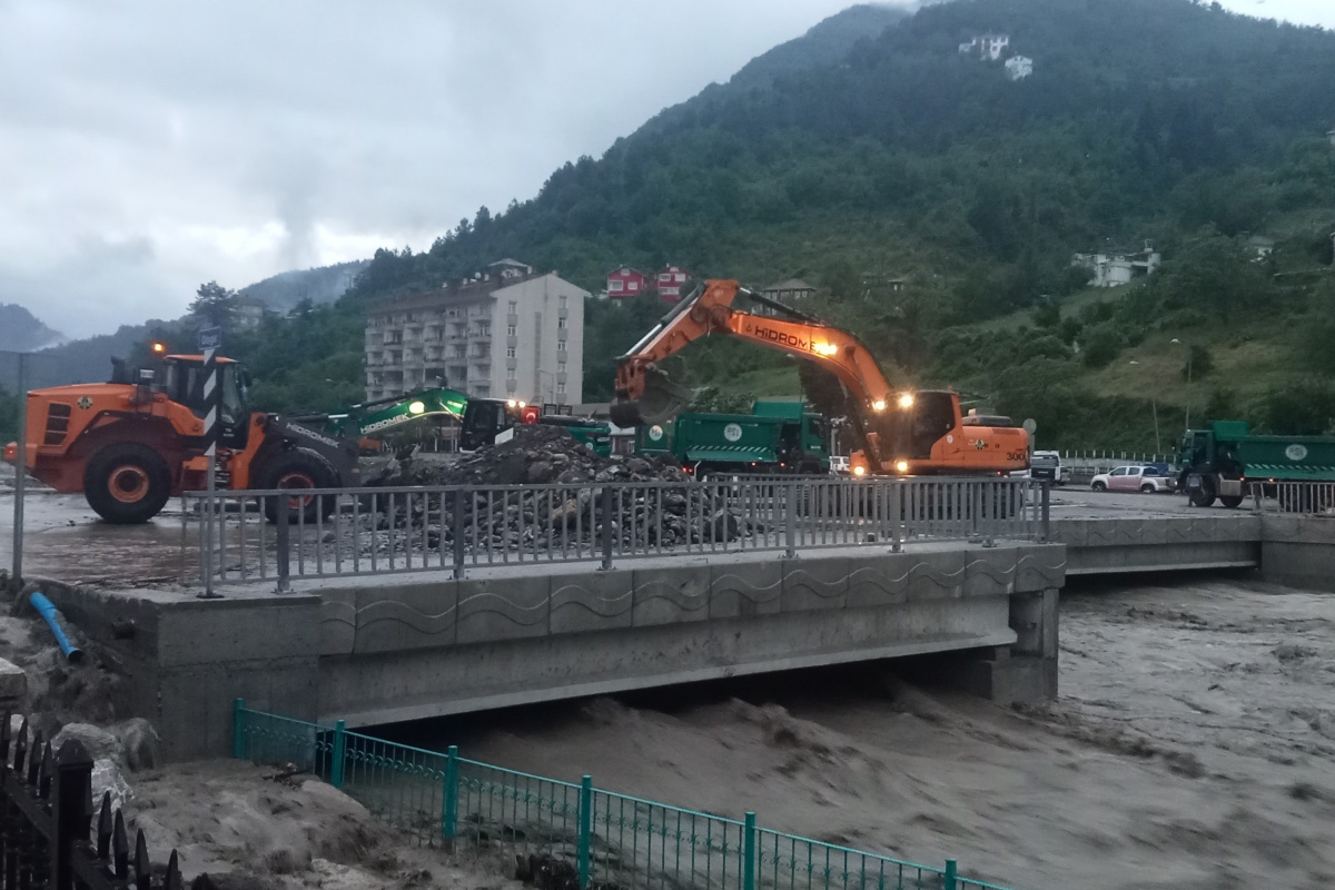 Sel tehlikesi yaşayan ilçede okullar tatil edildi