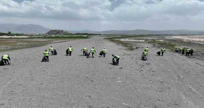 Van Gölü sahilinde çevre temizliği