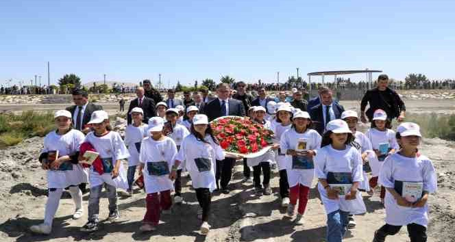 Depremde hayatını kaybedenler anısına Van Gölü’ne çelenk bırakıldı