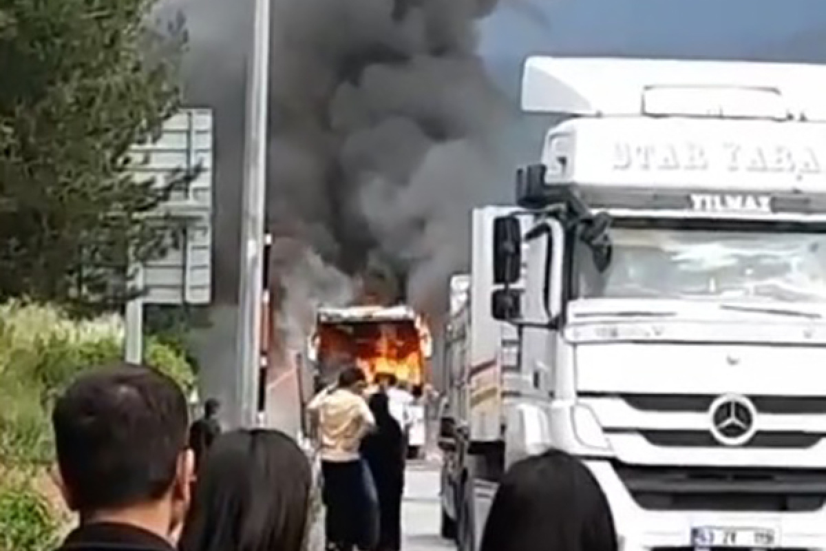 Adana’da seyir halindeki otobüste yangın çıktı