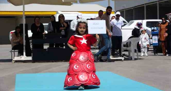 Van’da minikler ‘geri dönüşüm’ defilesi düzenledi