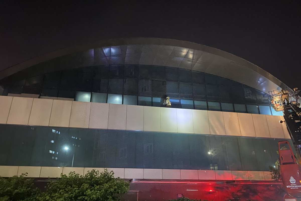 Zeytinburnu’ndaki teknoloji mağazası alev alev yandı