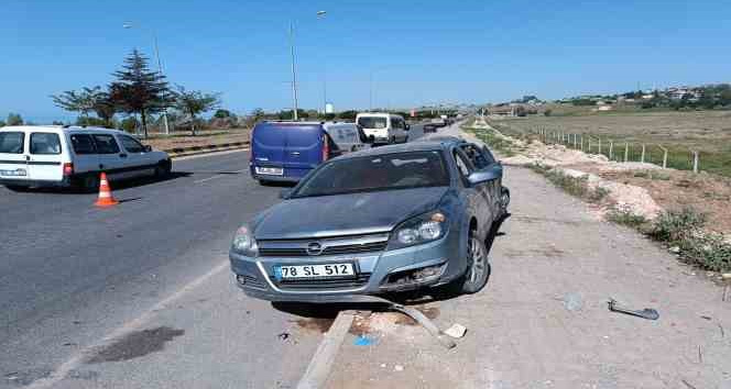 Otomobille öğrenci servisi çarpıştı: 8 yaralı