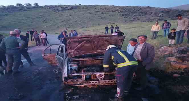 Seyir halindeki otomobil alev alev yandı