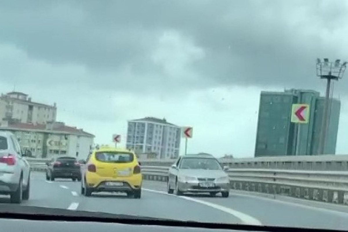 Kadıköy’de E-5’te geri geri giden otomobil şaşkına çevirdi