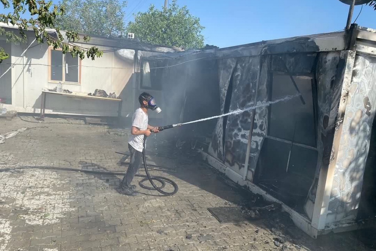 Depremzede ailenin konteynırı cayır cayır yandı