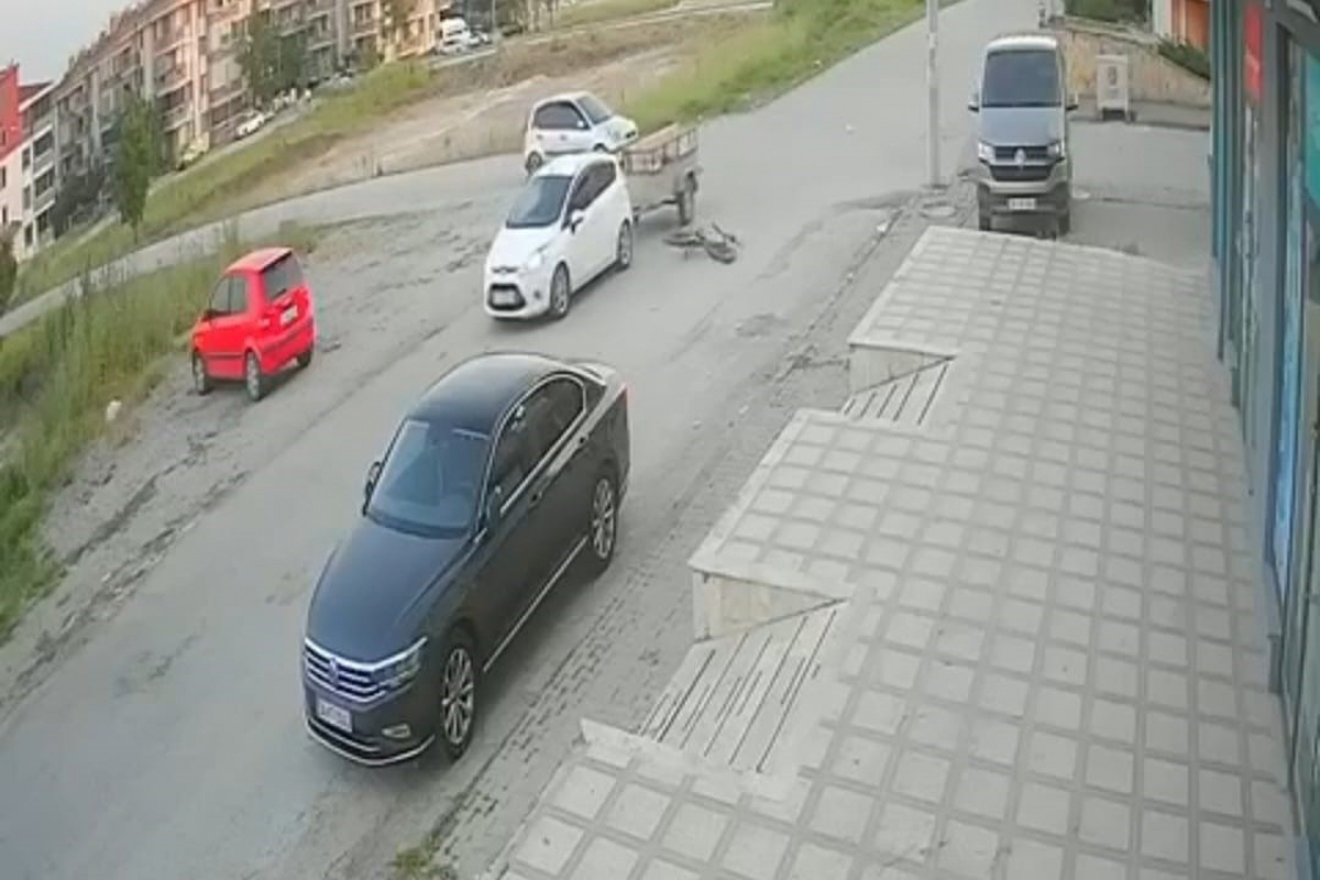 Balıkesir’de motosiklet sürücüsü çarptığı arabanın römorkuna düştü