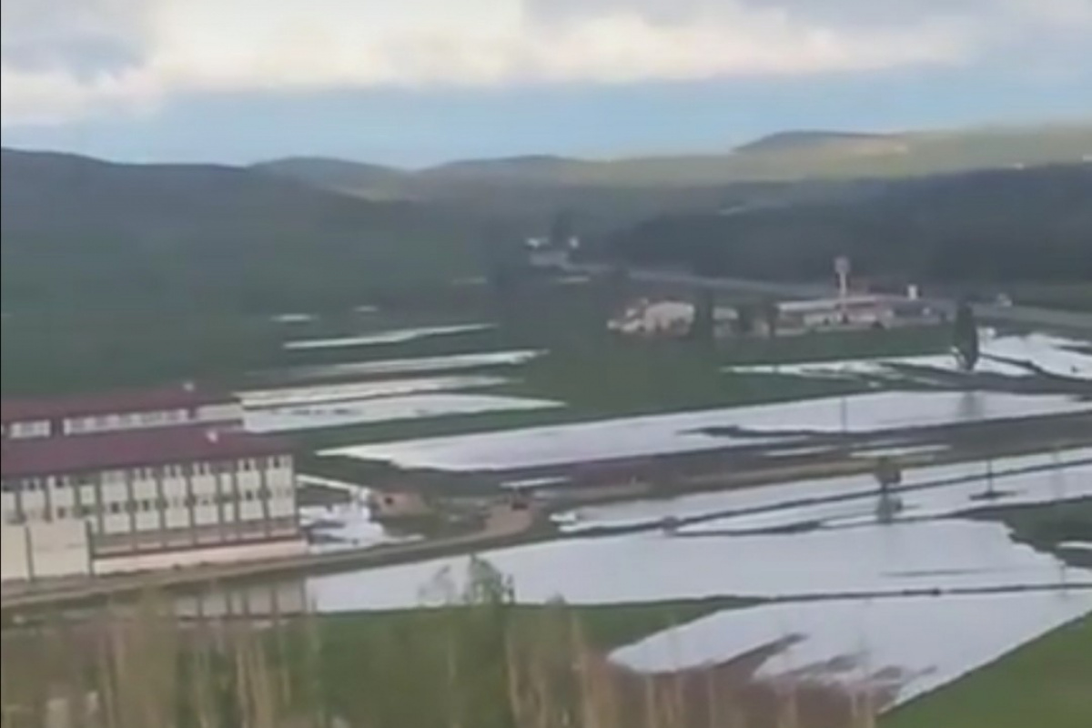 Okul bahçesi sular altında kaldı, öğrenciler birbirini sırtladı