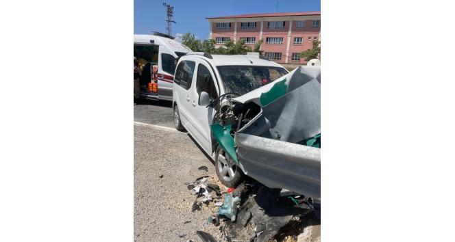 Kamyonet bariyerlere saplandı: 3 yaralı