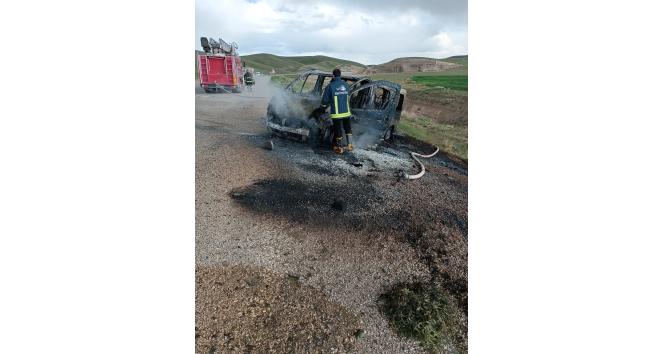 Seyir halindeki minibüs alev alev yandı