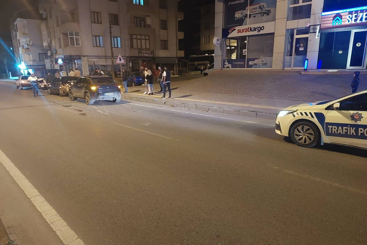 Direksiyon hakimiyetini kaybeden sürücü, park halindeki araca çarptı