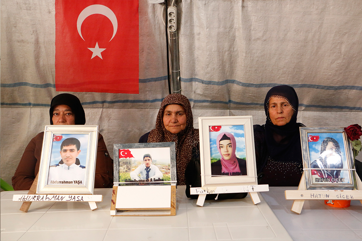 Evlat nöbetindeki ailelerin çocuklarını umutla bekleyişi sürüyor