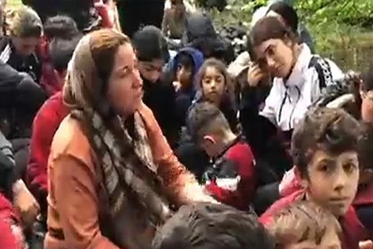 Göçmenler Yunanistan’da nehirdeki adacıkta mahsur kaldı