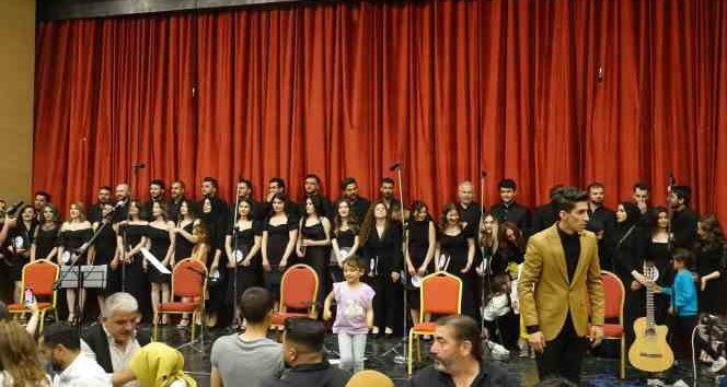 Depremde hayatını kaybedenlerin anısına konser