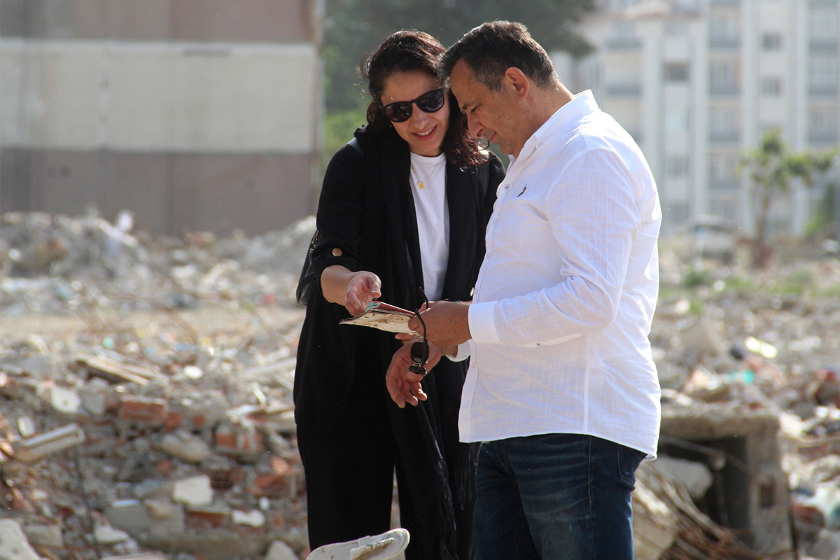 Almanya’dan geldiler, baba ocağının enkazında hatıra aradılar