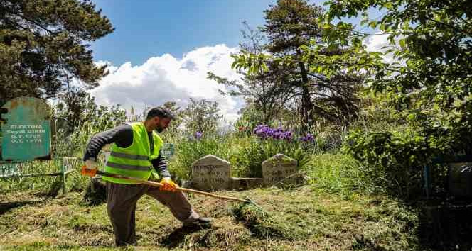 Van Büyükşehir’den mezarlıklarda bakım ve temizlik çalışması