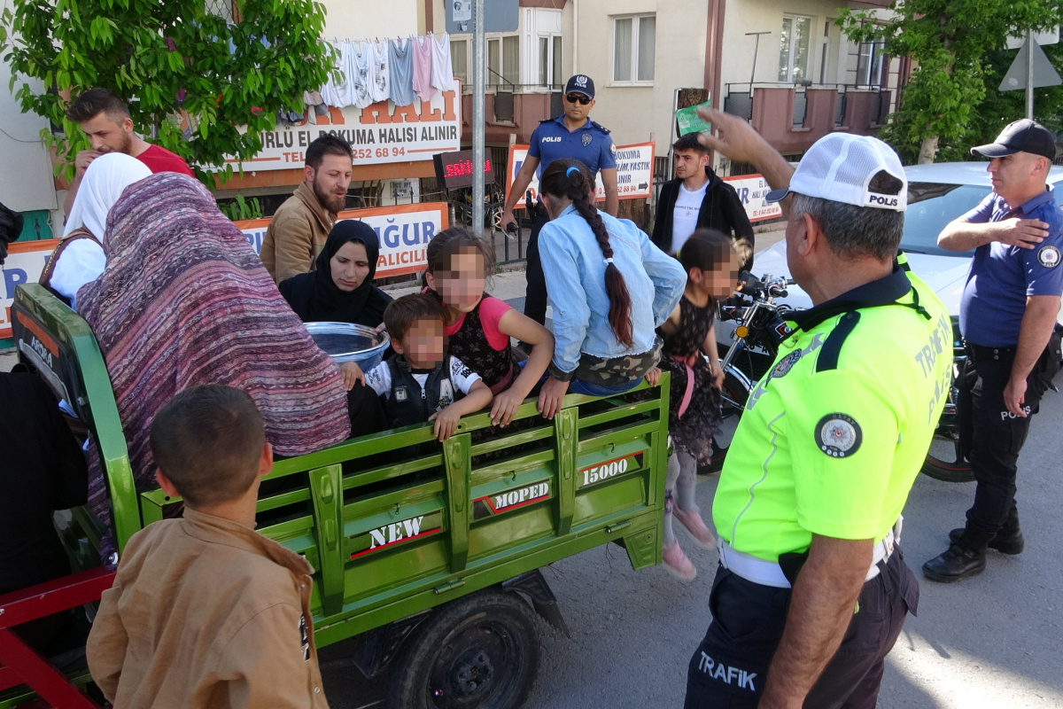 2’si bebek 8’i çocuk tam 16 kişi bindi, minibüs değil motosiklet