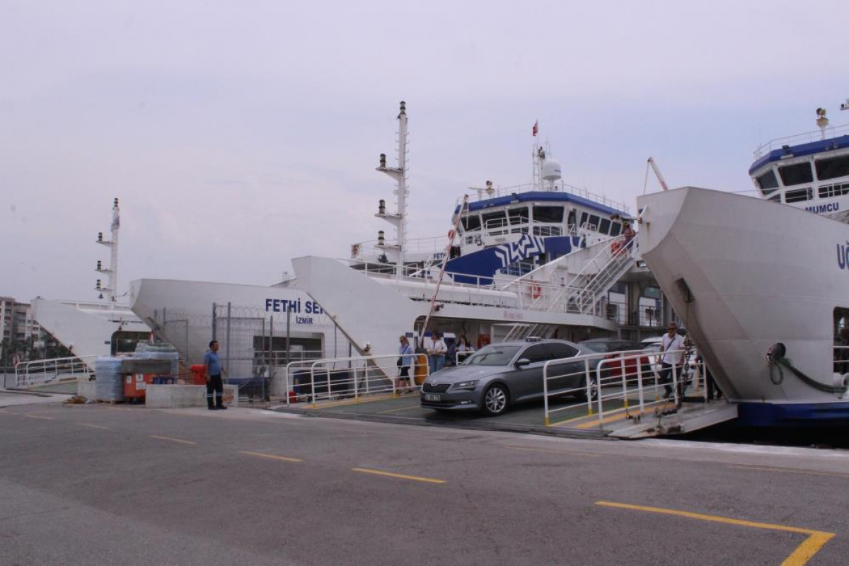 İzmir’de arabalı vapur karaya oturdu