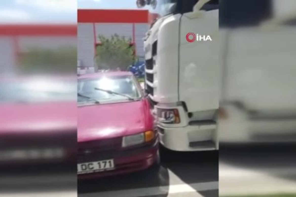 Niğde’de tırın çarptığı otomobil metrelerce sürüklendi