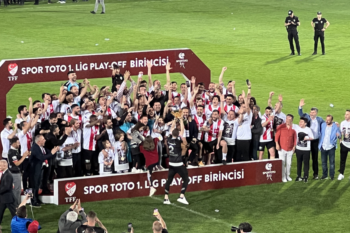 Süper Lig’e yükselen Pendikspor kupasını coşkuyla kaldırdı