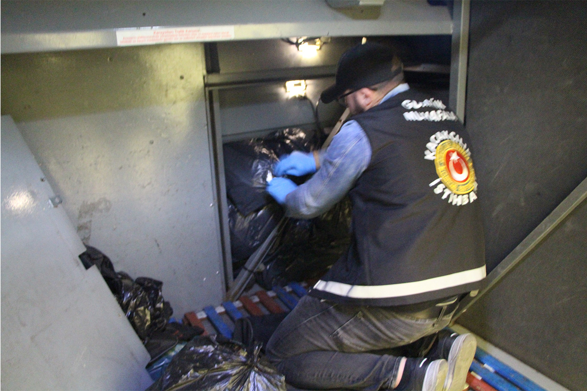 Sırbistan’dan ülkeye giriş yapan yolcu otobüsünde 1 milyon liralık yakalama