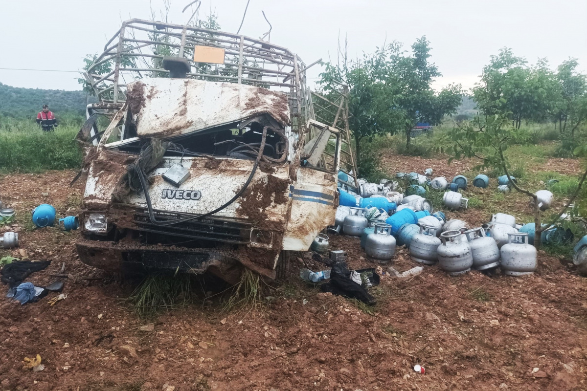 Tüp yüklü kamyonet takla attı: 2 yaralı