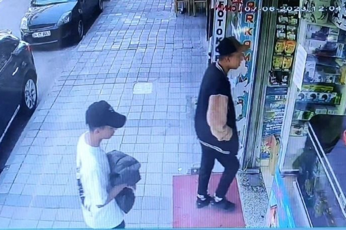 Sultangazi’de hırsızlar petshoptan çaldıkları kuşları montun cebine sakladı