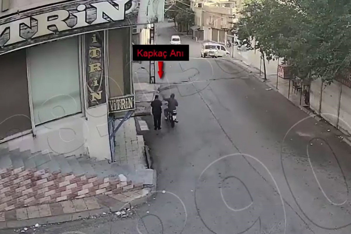 Telefonu çalan motorlu hırsız kameralara yakalandı