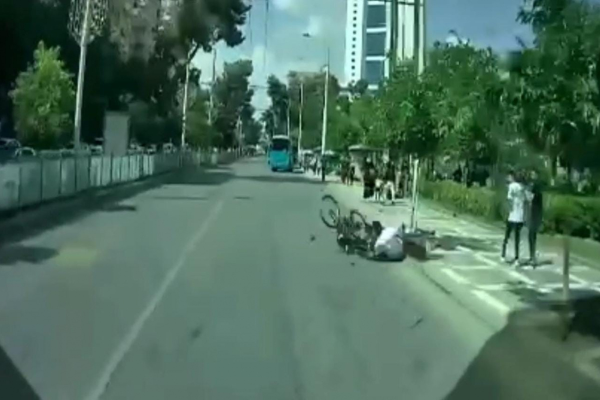 Şanlıurfa’da motosiklet ve bisikletin çarpışma anı kamerada