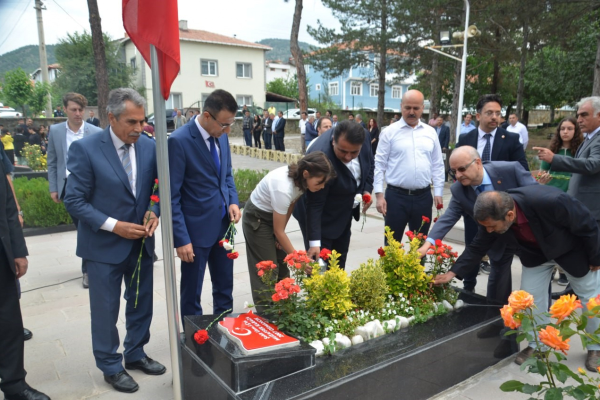 Şehit Aybüke öğretmen mezarı başında anıldı