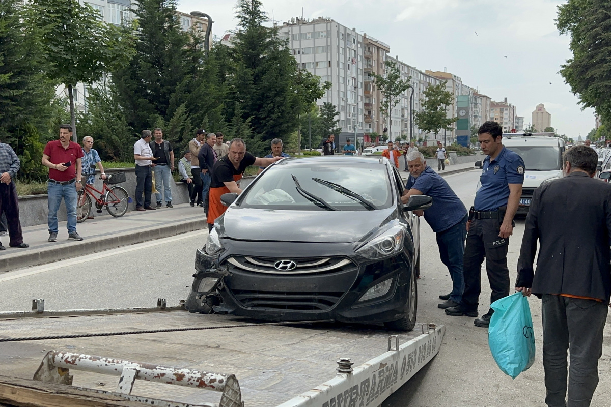 Sara nöbeti geçiren sürücü park halindeki araçlara çarptı