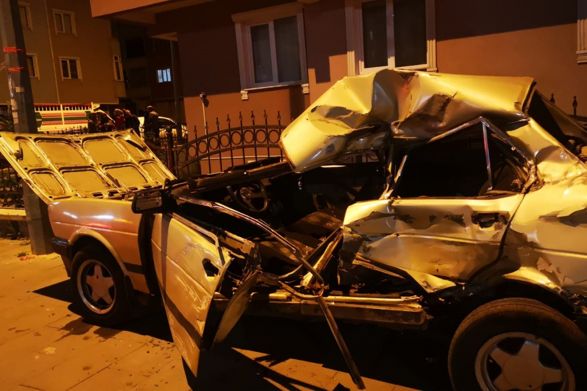 Direksiyon hakimiyetini kaybeden sürücü duvara çarparak durabildi: 1 ölü, 1 yaralı