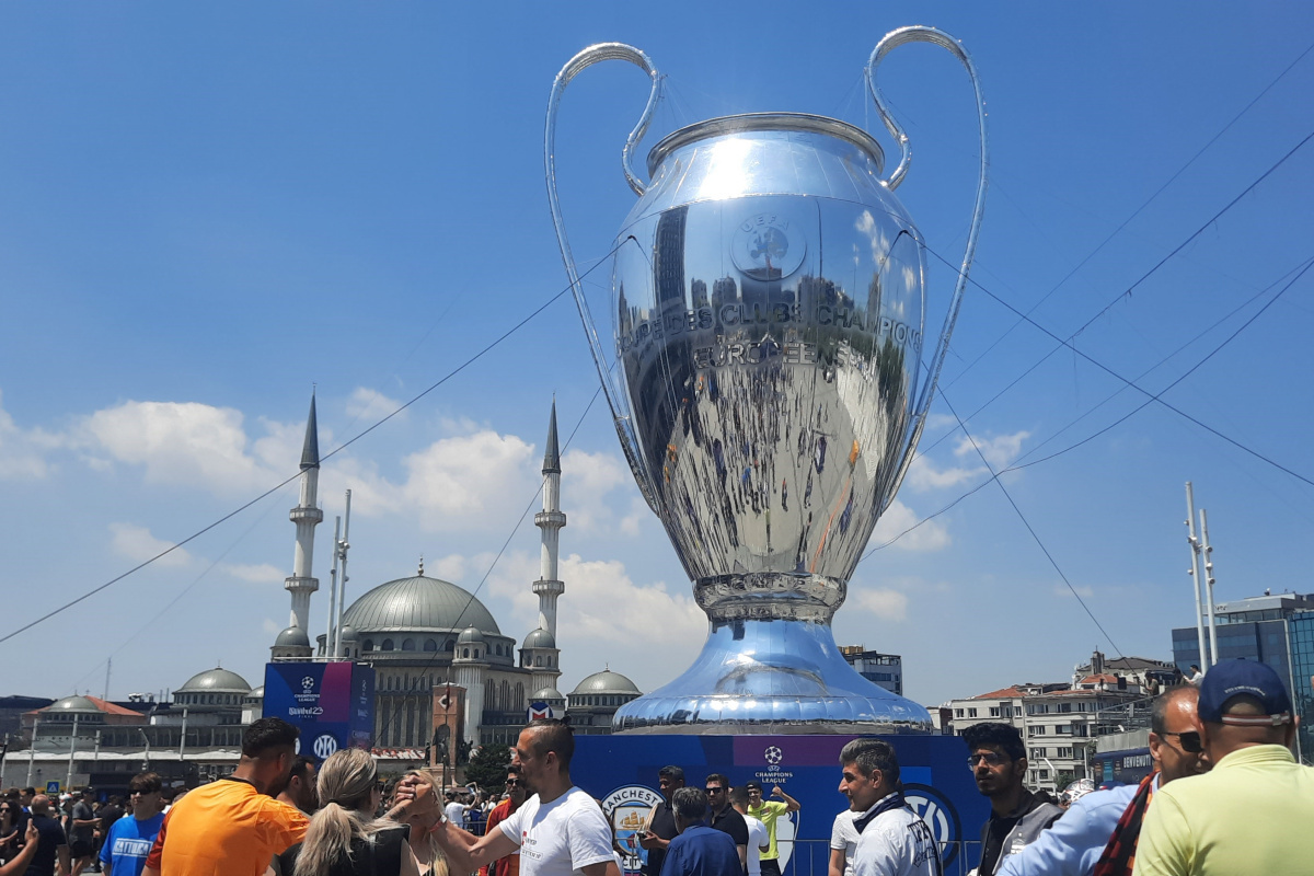 UEFA Şampiyonlar Ligi Finali’ne saatler kala Taksim’de coşkulu görüntüler