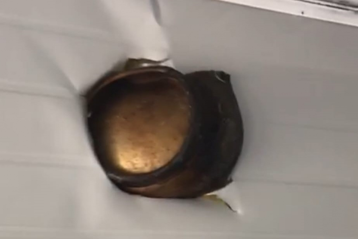 Evde patlayan tüpün parçası, konteyneri deldi geçti