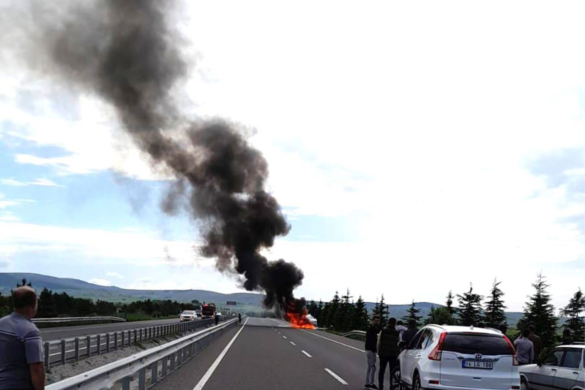 Kütahya’da seyir halindeki otomobil alev alev yandı
