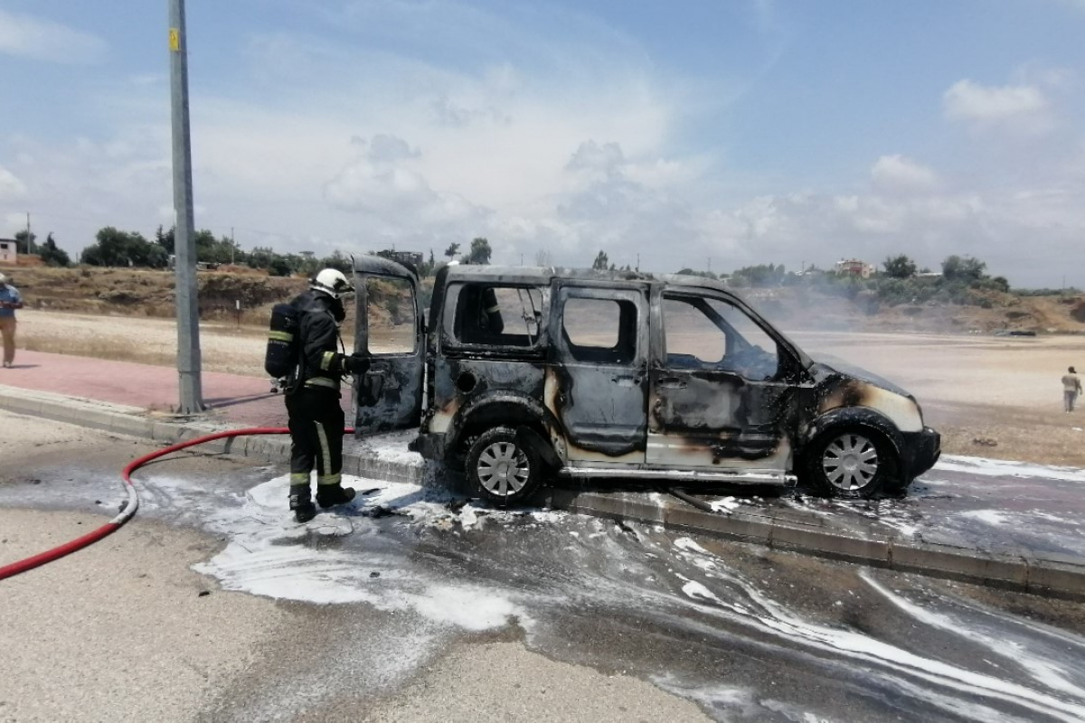 Yanan aracın sürücüsü canını zor kurtardı