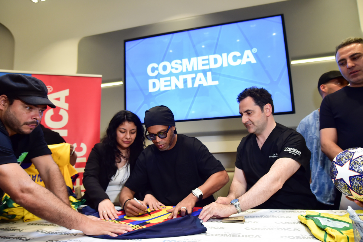 Dünyaca ünlü futbolcu Ronaldinho saç bakımı için İstanbul’a geldi