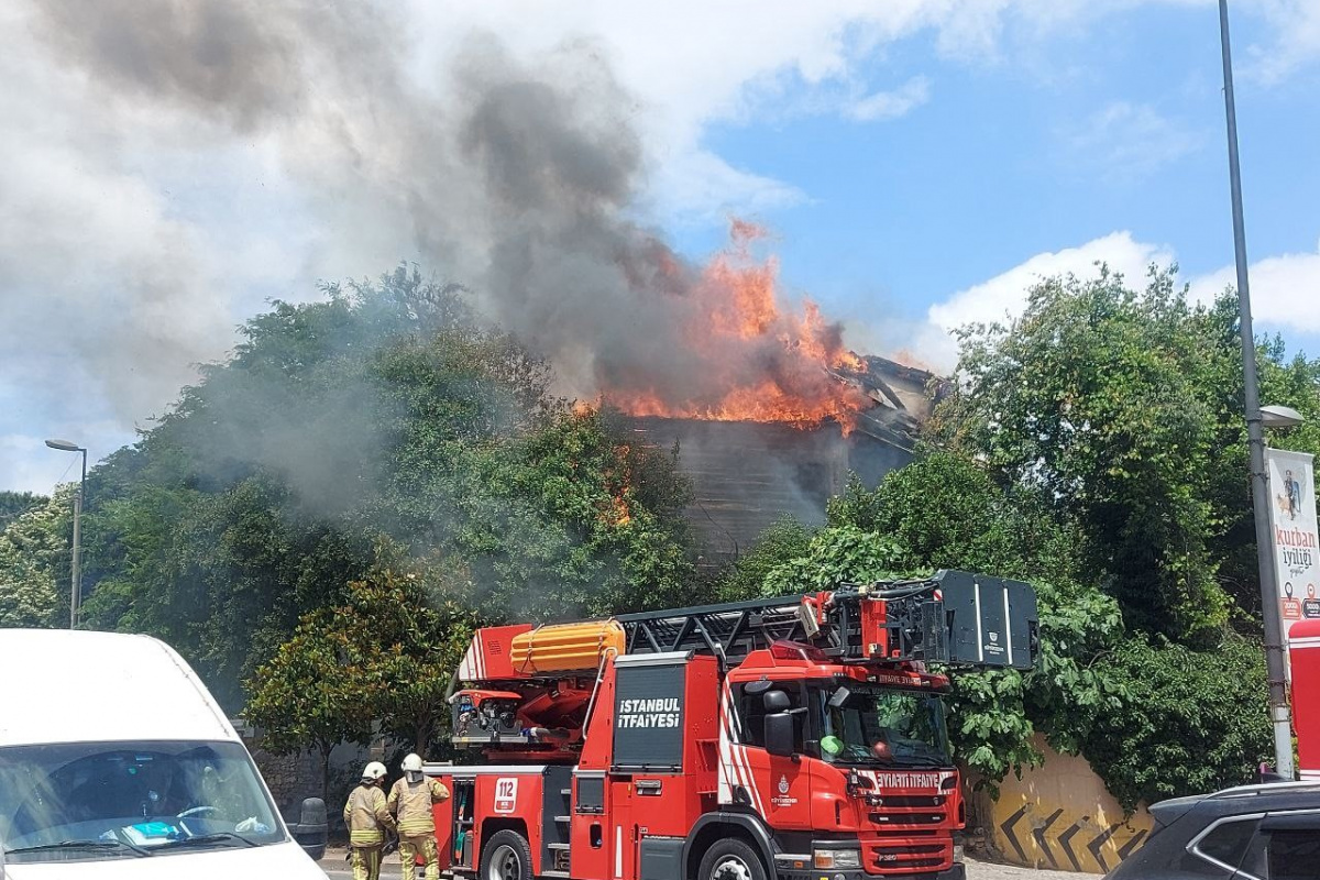 Üsküdar’da alev alev yanan ahşap bina küle döndü