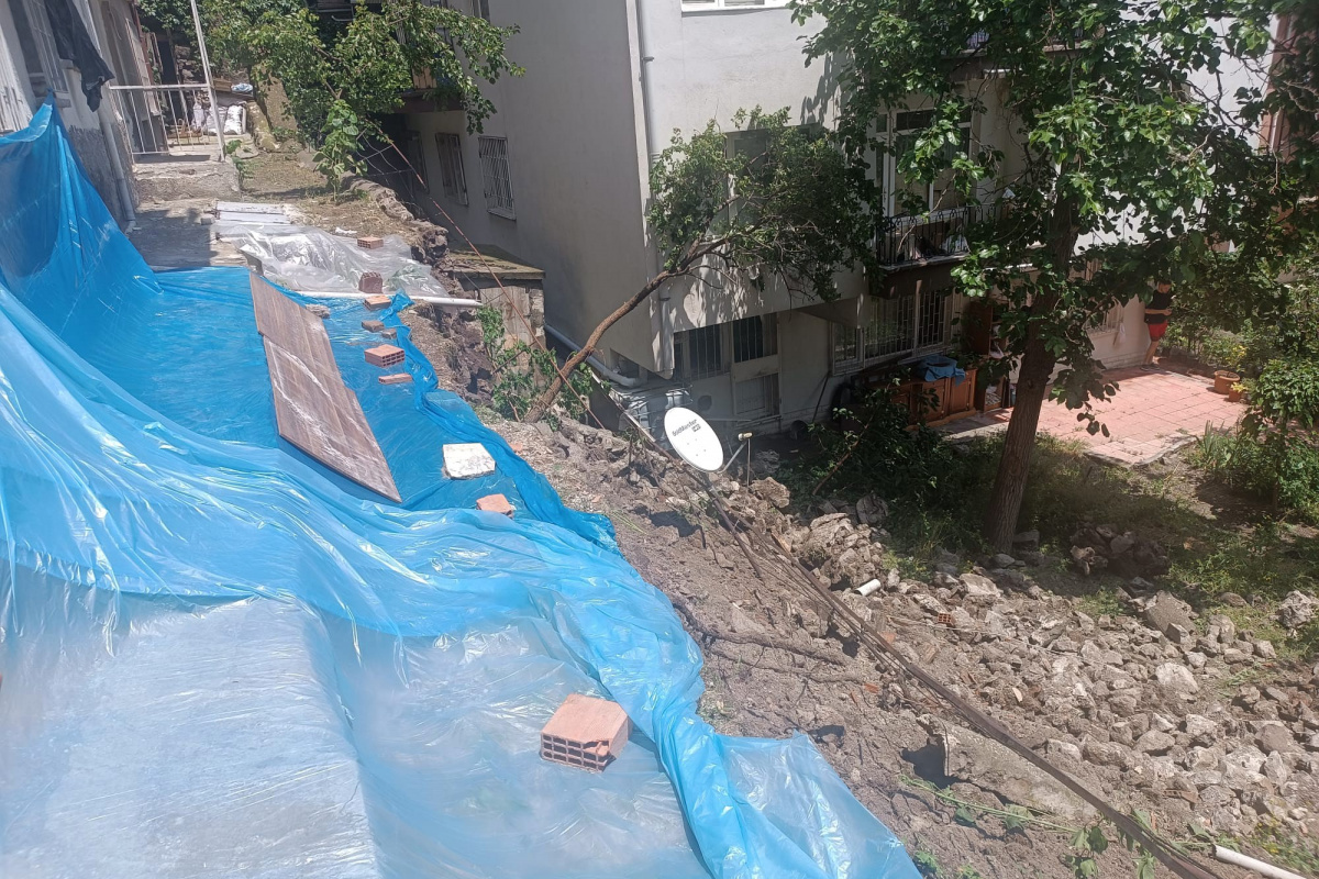 Başkent’te yaşanan sağanağın ardından 5 katlı binanın istinat duvarı çöktü
