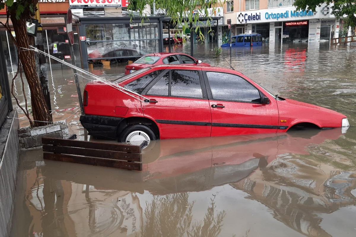 Başkent’te tekne bağlar gibi araba bağladılar
